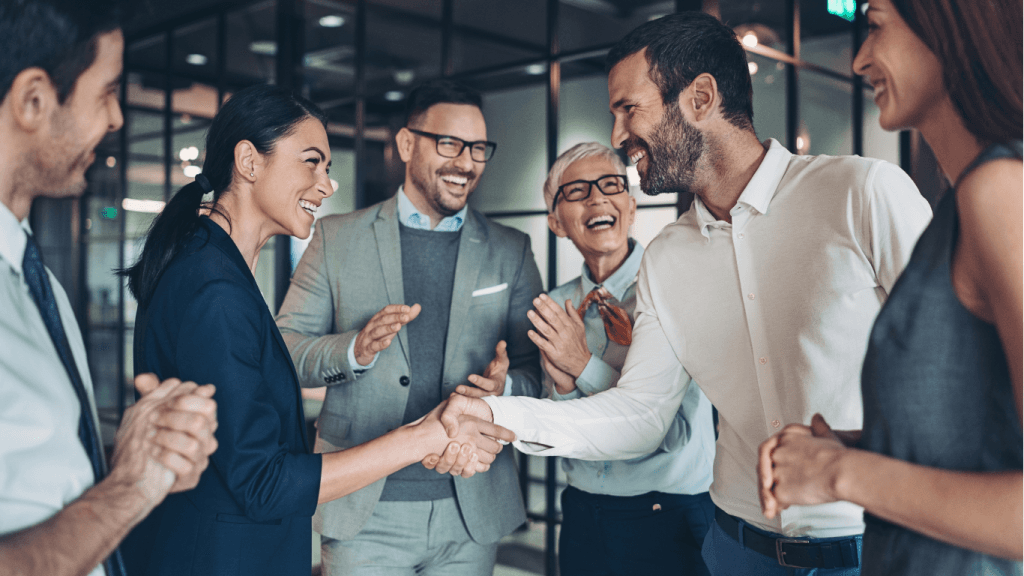¿Los socios están obligados a trabajar en la sociedad?